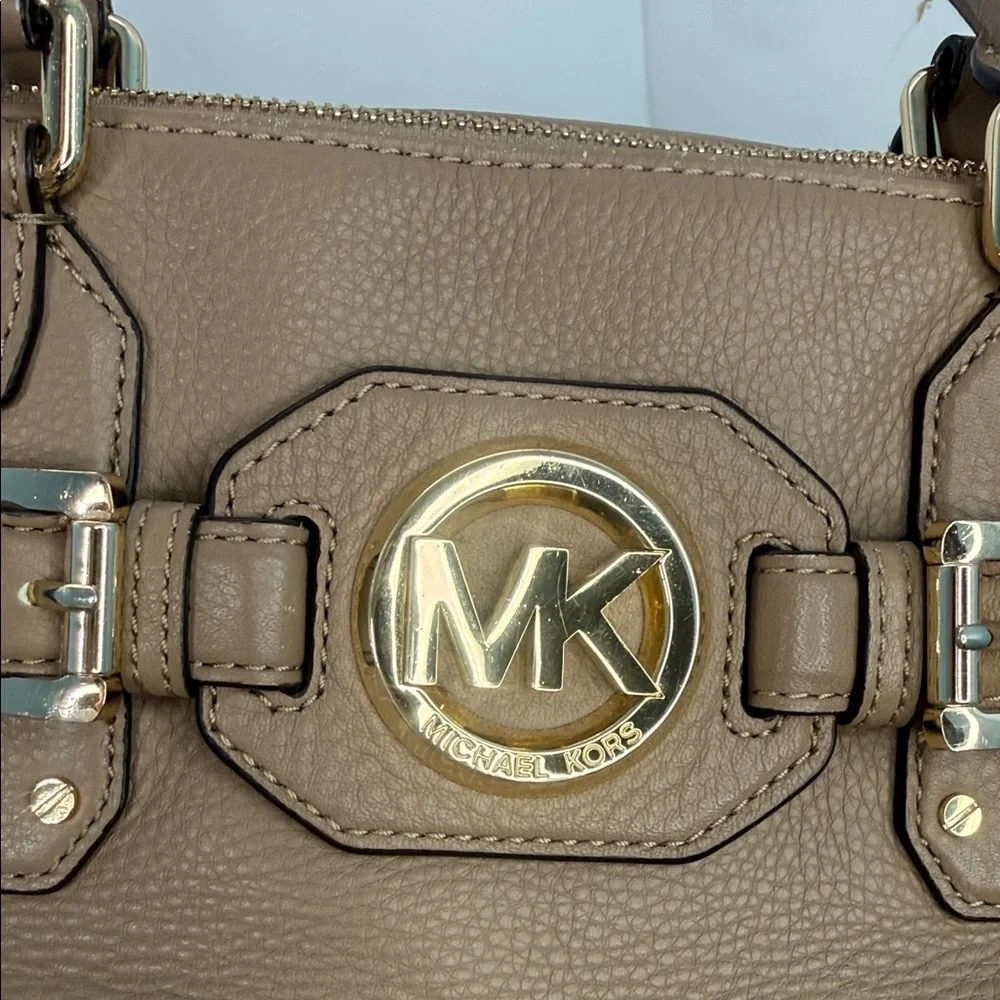 Michael Kors logo spacious